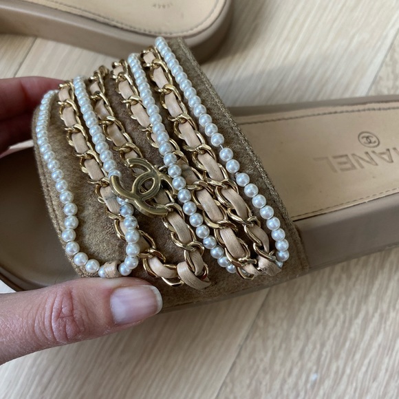 CHANEL Beige and Gold Sandals - Picture 3 of 7